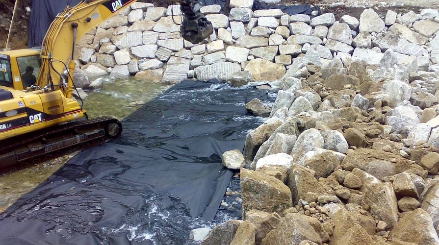 Geotextilie verhindert Wegspülung des feinkörnigen Uferbodens