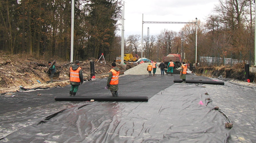 Geotextilie unter Geogitter auf Bahnstrecke