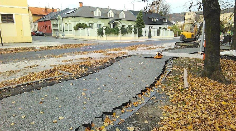 Geotextilie unter Geozellen